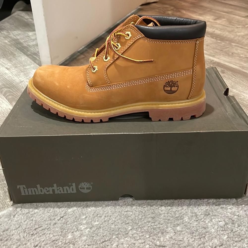 WOMENS NEW IN BOX TIMBERLAND BOOTS NELLIE CHUKKA SIZE 9